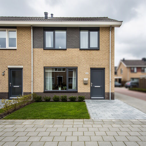 Twee-onder-een-kapwoning in Lisse met antracietkleurige kunststof kozijnpartijen