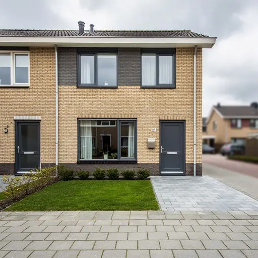 Twee-onder-een-kapwoning in Lisse met antracietkleurige kunststof kozijnpartijen