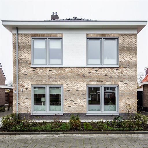 Kunststof kozijnpartij aan de voorgevel van een eengezinswoning in Hoofddorp